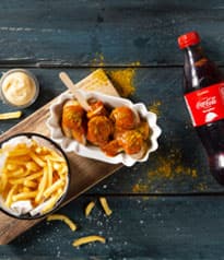 Coca Cola Flasche und Currywurst Schale