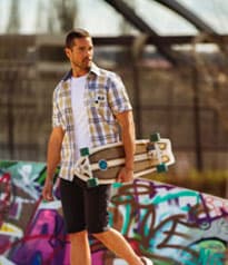 Longboarder mit Hemd