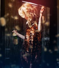 Modell in Palliettenkleid