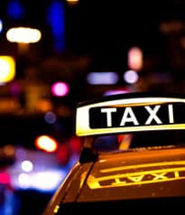 Taxi-Schild bei Nacht