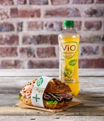 Vio Bio Limo und belegtes Brötchen